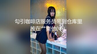 [MP4/ 550M] 沙发上撅起黑丝大屁股熟女，扭动丰满蜜桃臀，着实诱惑，被胖男多姿势角度操逼后入，