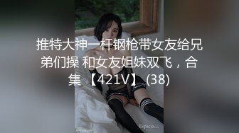 花裙小少妇和家人一起逛公园，这么短的裙子也不打底很有良心薄丝性感蕾丝透明粉N包裹肥臀