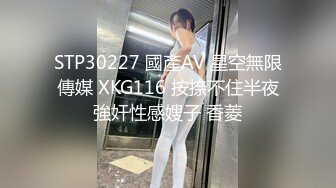 SWAG 趁家裡沒人偷偷在沙發上看A片自慰的少女