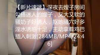 腰细胸大好身材妹子和跑友啪啪，振动棒插逼自慰被揉奶子，跪着深喉口交骑乘打桩，操完不爽再拿道具自慰