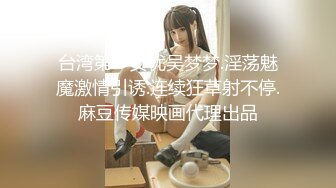 高颜值美女 舒服吗 舒服 穿开档牛仔紧身裤被大肉棒无套输出 内射