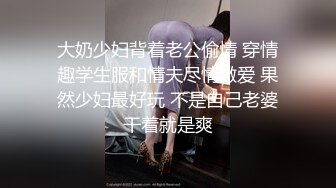 少妇跑到公园山上钓凯子