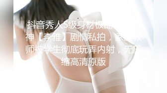 高颜值大奶美女户外吃鸡