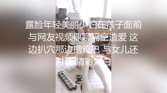 风韵犹存的极品小少妇乖巧听话让小哥按着头舔弄大鸡巴好骚啊，激情上位扭动骚臀浪叫呻吟舔大哥手指抠逼尿尿