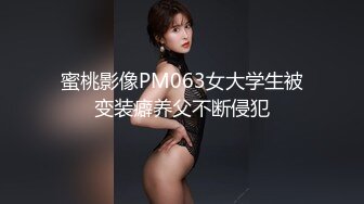 风衣纹身大奶妹，跪着舔弄大屌，扶腰后入爆插