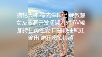 酒店情趣圆床偷拍 胖哥和女友一边玩手游一边做爱