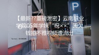 美女包臀裙骚丁边走边吃