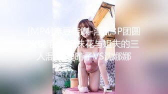 可爱的制服少女趴着享受按摩棒和手指带来的绝妙刺激