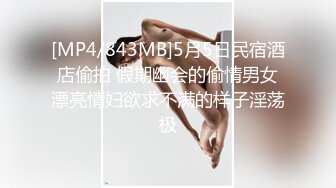 可愛豹紋妹子在滑手機.色男友狂揉美乳刺激她想被幹