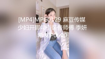 [MP4/ 389M] 漂亮美女3P 一白一黑两根大肉棒 还是选择黑祖宗的插逼 另一根插嘴 表情很舒坦