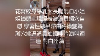 洞中偷窥隔壁漂亮小嫂子听着小曲光屁屁洗衣服