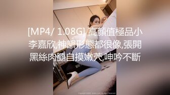 骚熟女就是无敌，不仅骚，连逼是又肥美又黝黑，干涸的田野急需抽插呀，黄瓜削皮赶紧止痒！