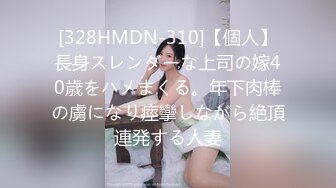 【母子乱伦】趁老爸在客厅吃饭在房间门口摸妈妈奶子