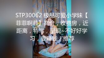 黑丝高跟伪娘吃鸡啪啪 被两根大肉棒轮流输出 尝试双龙进洞 被菊花都要撑爆了 最后口爆