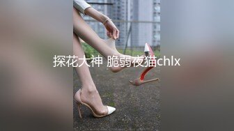 [MP4]办公室里的骚娜娜姐，开档丝袜制服诱惑，在办公桌前就漏奶子玩弄后面还有个小哥哥，跑到厕所火腿肠高跟鞋自慰