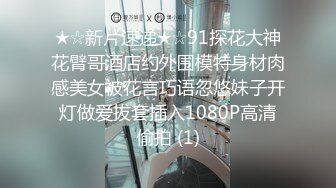 精彩小少妇户外车震再继续一个人玩逼，全程露脸跳蛋已经满足不了了，前排坐插手刹把手上下抽动，精彩又刺激