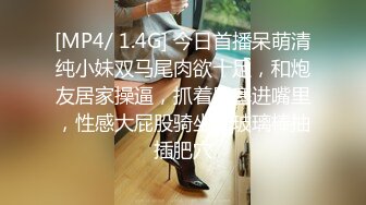 小蝴蝶美少女又发情了，饭都来不及吃就开始发骚，全程露脸跟狼友互动撩骚，全方位展示，连菊花都那么美真骚