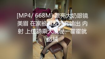 极品大奶御姐，全程露脸丝袜高跟宾馆各种发骚，听狼友指挥互动撩骚完美展示，揉奶玩逼浪叫呻吟