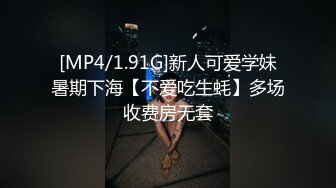 小哥的微胖女友，露脸镜头前啪啪给狼友看，让小哥压在身下吃奶子玩逼给狼友看，风骚的大屁股各种抽插爆草