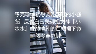 极品靓女逛街上身毛衣外套下身黑丝白内内靓女和闺蜜逛街..厚毛衣光腿反差.灰色内低角度cd