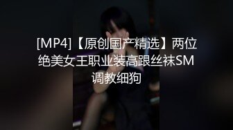 商场女厕全景偷拍挎包短裙美少妇前后围着她拍了一圈 (1)