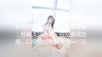 商场女厕蹲守偷拍短裙披肩发少妇肥美的两片肉唇