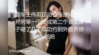 【原版极品厕拍】前后夹击双镜头偷拍透明骚内女神尿尿,附生活照