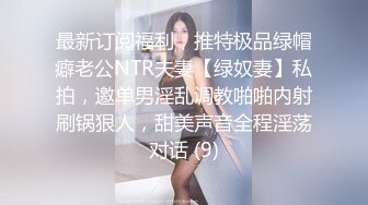 美女在家自慰突然来了两个大屌都想插洞