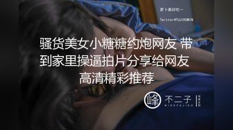 头发黑泽亮丽的美少妇，满满的韵味扑面而来，跟着上厕所偷拍她嘘嘘，这浓密的阴毛简直是我的最爱！