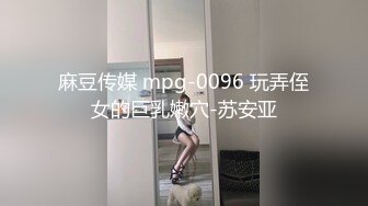 如此瘦小的的身材怎么能经受的住巨棒的进攻 娇嫩小蜜穴被无情蹂躏