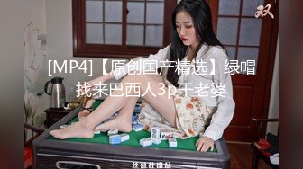 办公楼冒死尾随黑衣白裤美女同事，清晰可见的肥美穴肉真心受不了