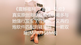 潜入学校女厕偷拍 爱玩手机的学妹是个小黑鲍