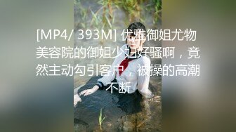 《被黑人大鸡巴操了媚黑骚母狗极品骚婊》这小巧的身材被大老黑肉棒直接捅到子宫了 如此瘦小的的身躯怎么能经受的住两个大老黑的进攻