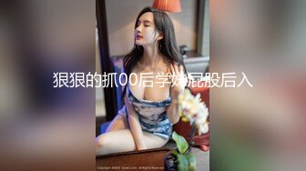 清秀温柔的眼镜文艺女【美妞上线】，有点像-欢乐颂-里面的关雎尔，有多文艺就有多闷骚，一个人自慰玩得很开！