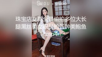 满身毛的男人正在享受白嫩的小少妇