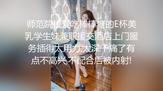 沙发上操皮裤蜜桃臀骚女，直接撕开皮裤，拨开骚丁玩逼