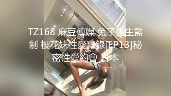 请跑腿小哥玩弄老婆，’外卖多少钱啊‘，50多，’你都看到这种场面，还收钱啊，你去摸摸她，害羞了呀‘，羞涩的小哥！