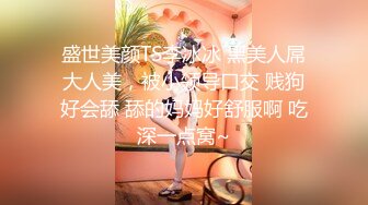 【新片速遞】眼镜小哥玩弄居家人妻，露脸丝袜诱惑，口交大鸡巴让小哥吃奶舔逼，房间里多场景多体位爆草抽插，精彩别错过[640MB/MP4/35:05]