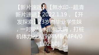 风骚熟女和一帮老男人KTV 秀口活，直接站上桌子就吃鸡巴，旁边还有小哥偷笑！