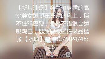 4P-影楼里，摄影师爆操婚纱新娘，工作人员还帮忙打灯吃蛋摸睾丸1